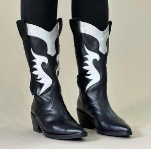 BOTAS NEGRAS CON BLANCA LARGAS